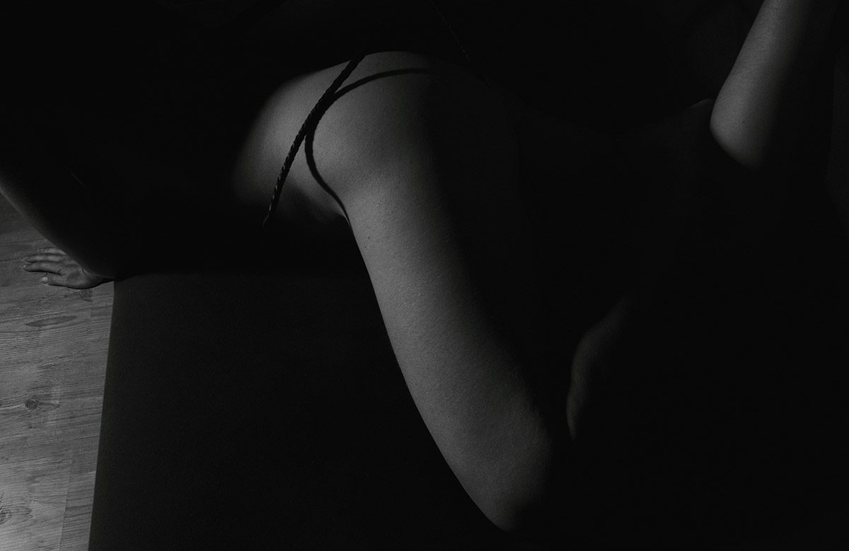 alexander-krivitskiy--r7uf9gBmGE-unsplash sesión de fotos boudoir en santiago