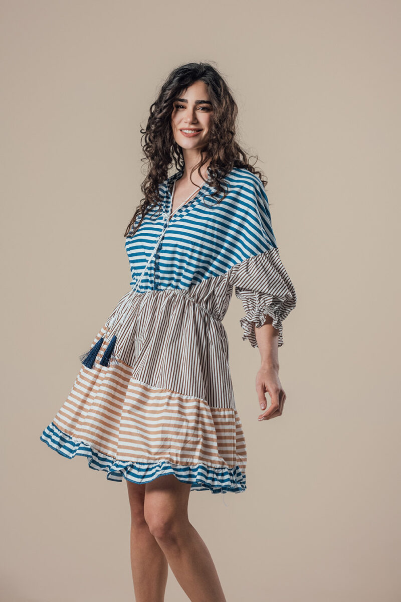 Editorial de moda con modelo femenina para marca de ropa independiente en estudio