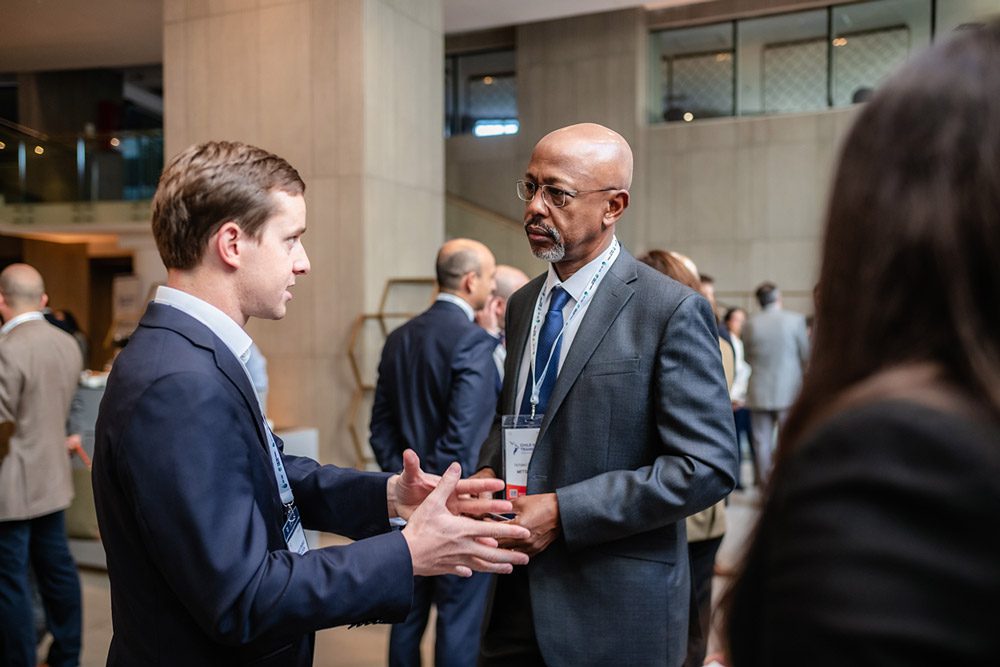 Networking en evento corporativo con branding de empresa visible