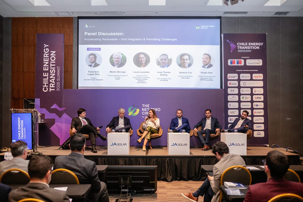 Escenario de conferencia empresarial con audiencia y ponente en Santiago de Chile