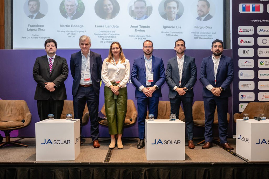 Fotógrafo de eventos corporativos en Santiago captando charla con público