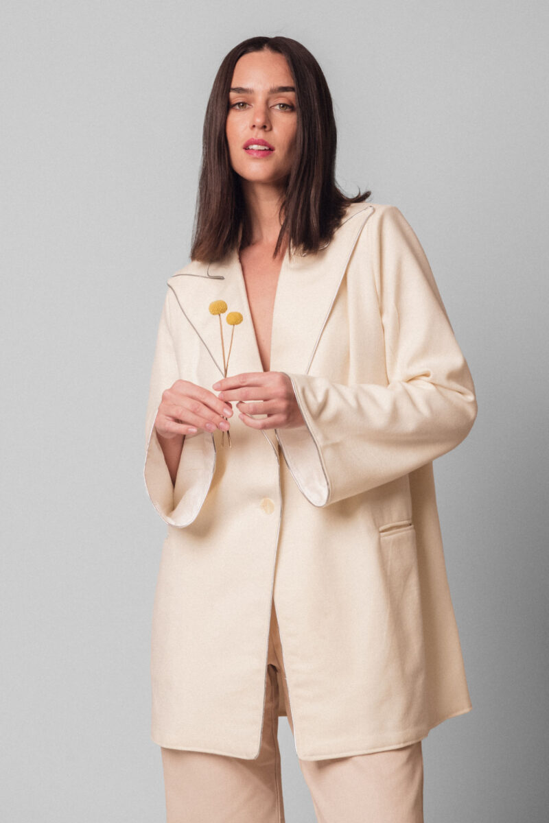 Foto de catálogo de moda con modelo en fondo neutro mostrando prenda completa