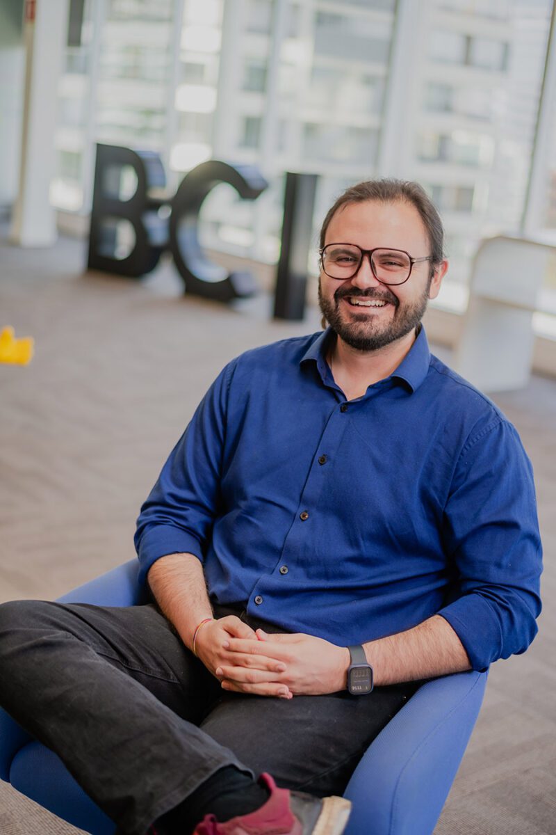 Foto de perfil profesional para LinkedIn, fondo neutro