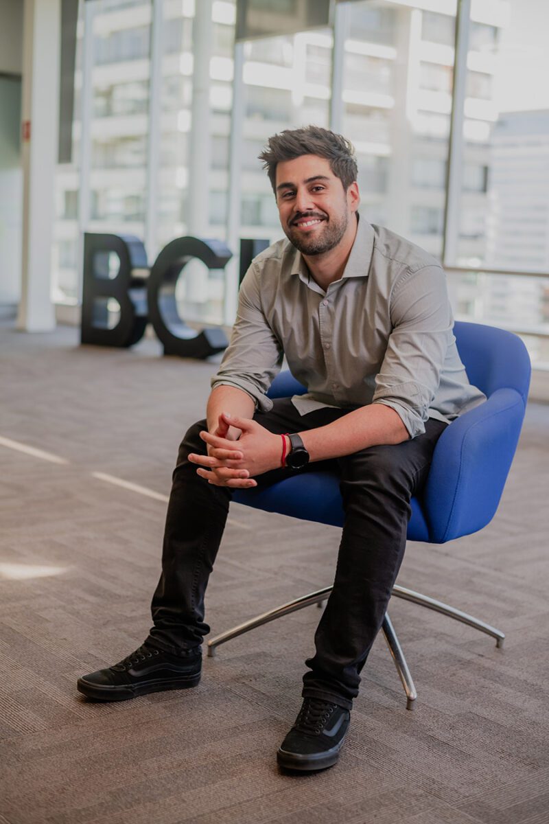 Fotografía de perfil profesional en exterior para marca personal