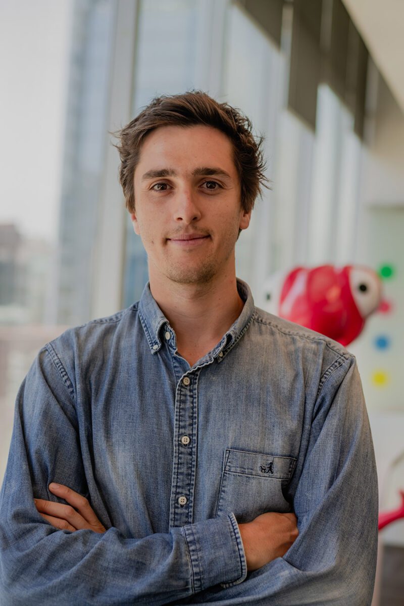 foto de perfil de linkedin posando 