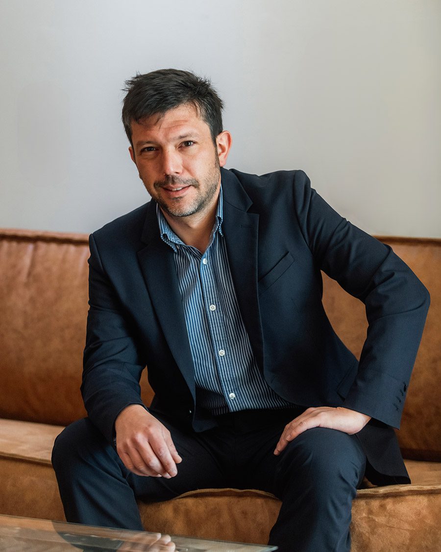 Retrato ejecutivo en exterior, Santiago, luz natural