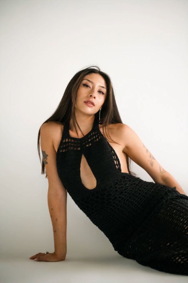 Modelo posando de frente en sesión de polas para casting en Santiago