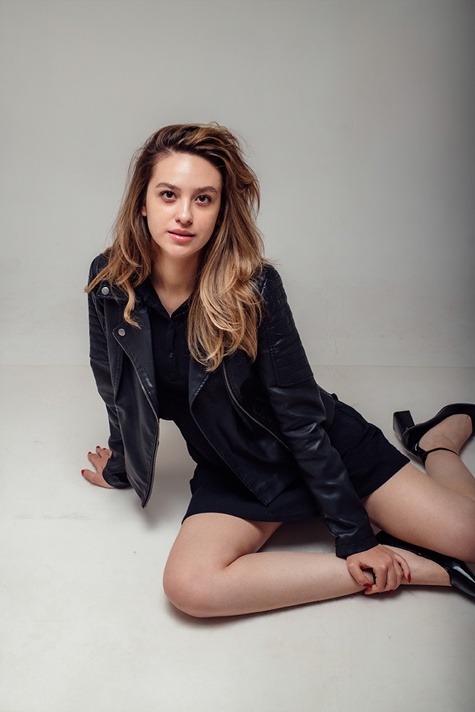 Fotografía de cuerpo completo para polas de modelo en estudio