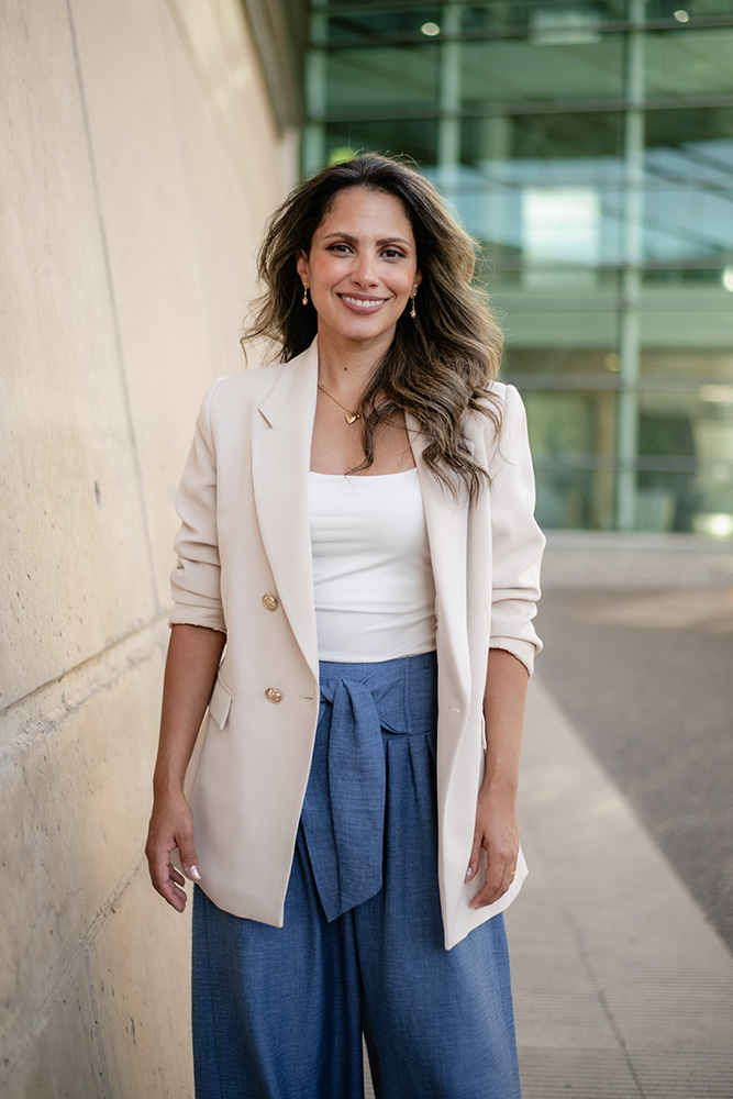 Foto de perfil corporativa para LinkedIn con fondo neutro