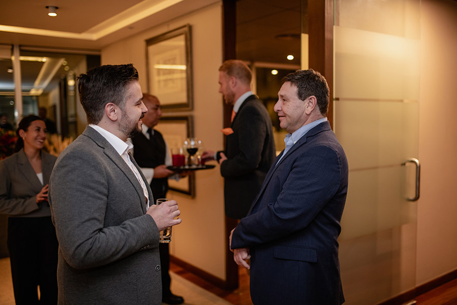 Networking en evento corporativo privado