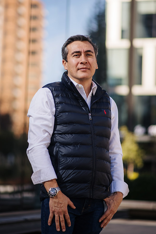 Foto de marca personal en exterior para profesional