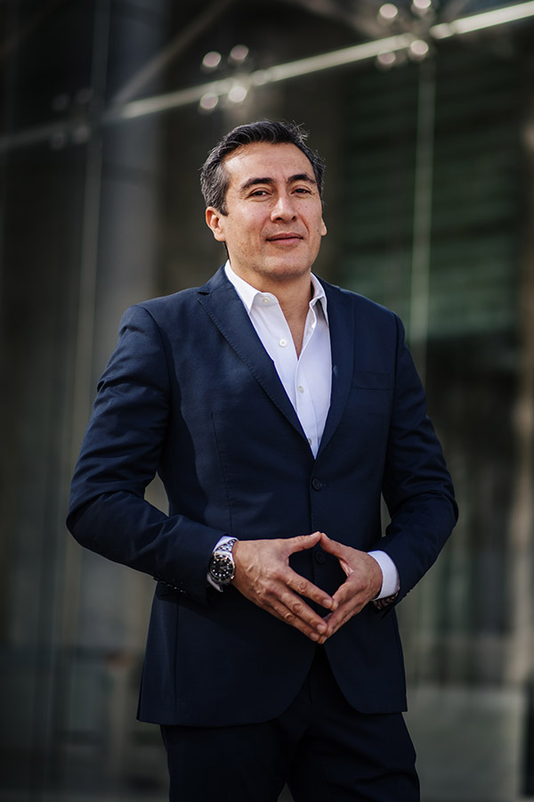Foto profesional en exterior para perfil de LinkedIn