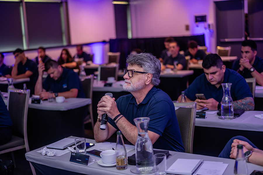 Asistente participando en evento corporativo de Festo