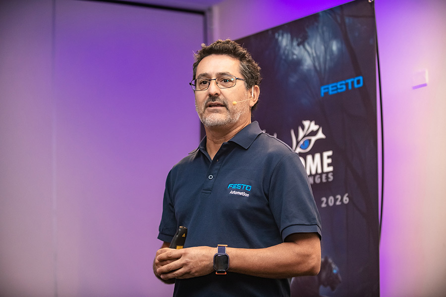 Speaker de Festo durante evento corporativo en hotel Novotel