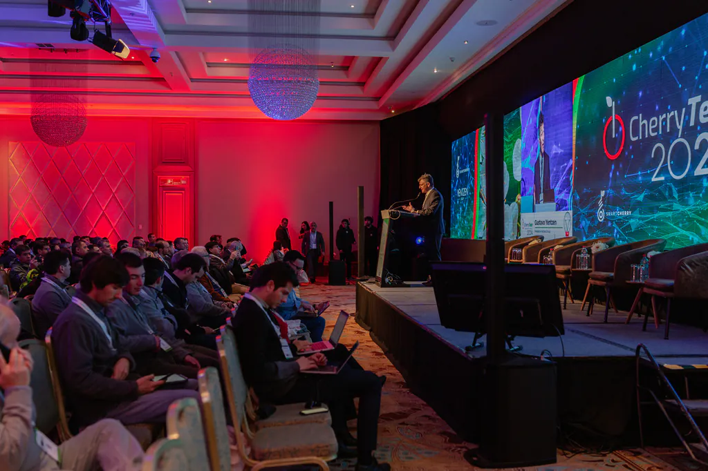 cherry-tech-conferencia-vista-lateral-monticello-129 presentación ante asistentes durante evento de cherry tech en monticello