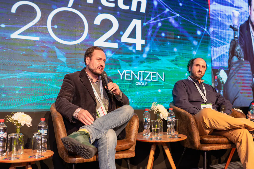 cherry-tech-conversacion-en-escenario-monticello-265 expositores participando en panel de cherry tech