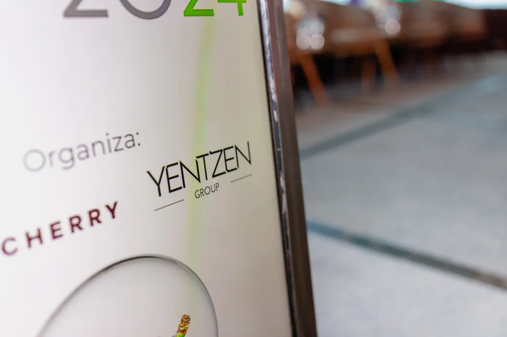 cherry-tech-detalle-logo-yentzen-group-monticello-119 señalética de cherry tech 2024 organizado por yentzen group