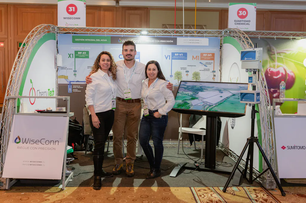 cherry-tech-equipo-stand-wiseconn-monticello-348 representantes en stand de empresa participante del evento de cherry tech