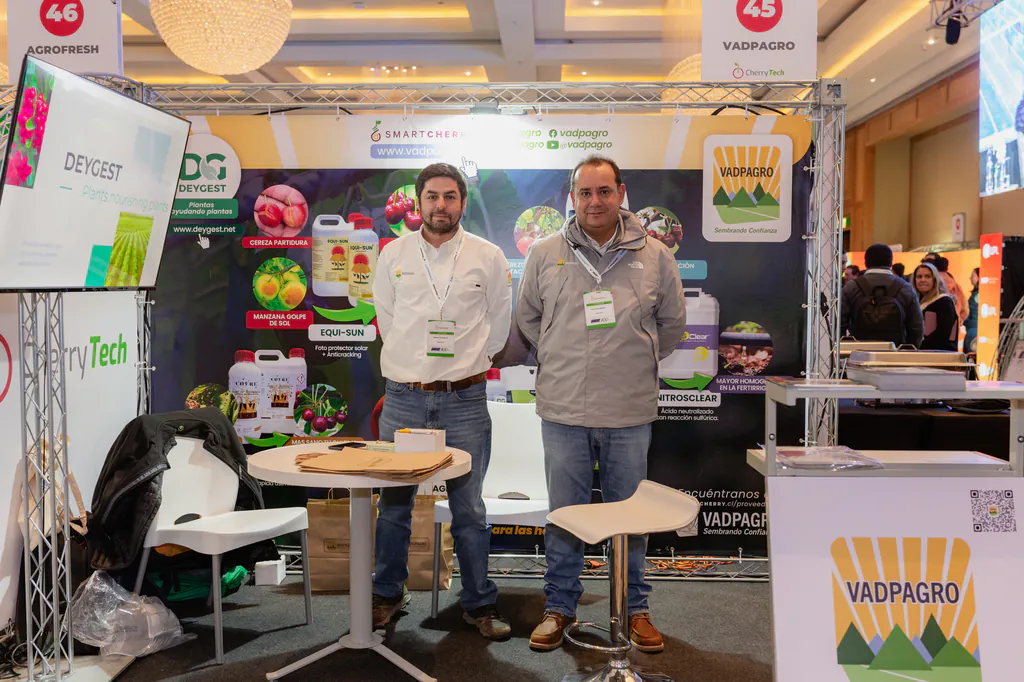 cherry-tech-expositores-stand-viagro-monticello-293 expositores en stand durante evento de cherry tech en monticello