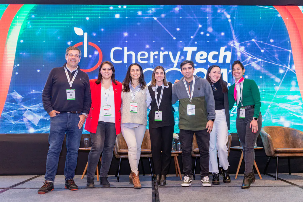 cherry-tech-foto-grupal-escenario-monticello-378 equipo de cherry tech posando frente al escenario del evento