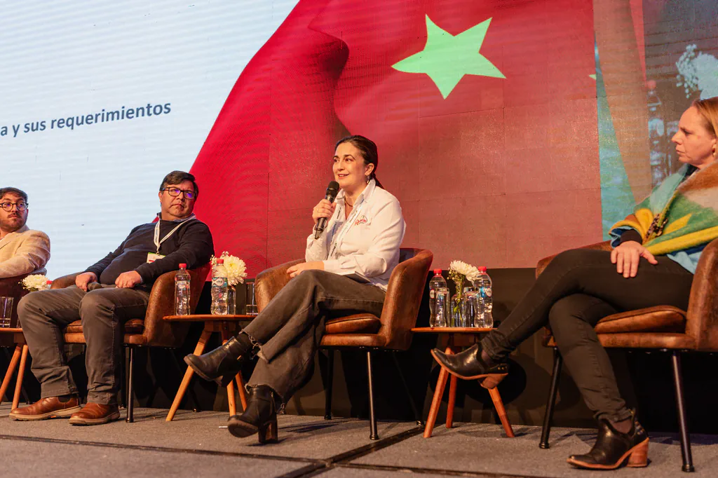 cherry-tech-intervencion-panel-mercado-chino-monticello-189 panel de conversación durante evento de cherry tech en monticello