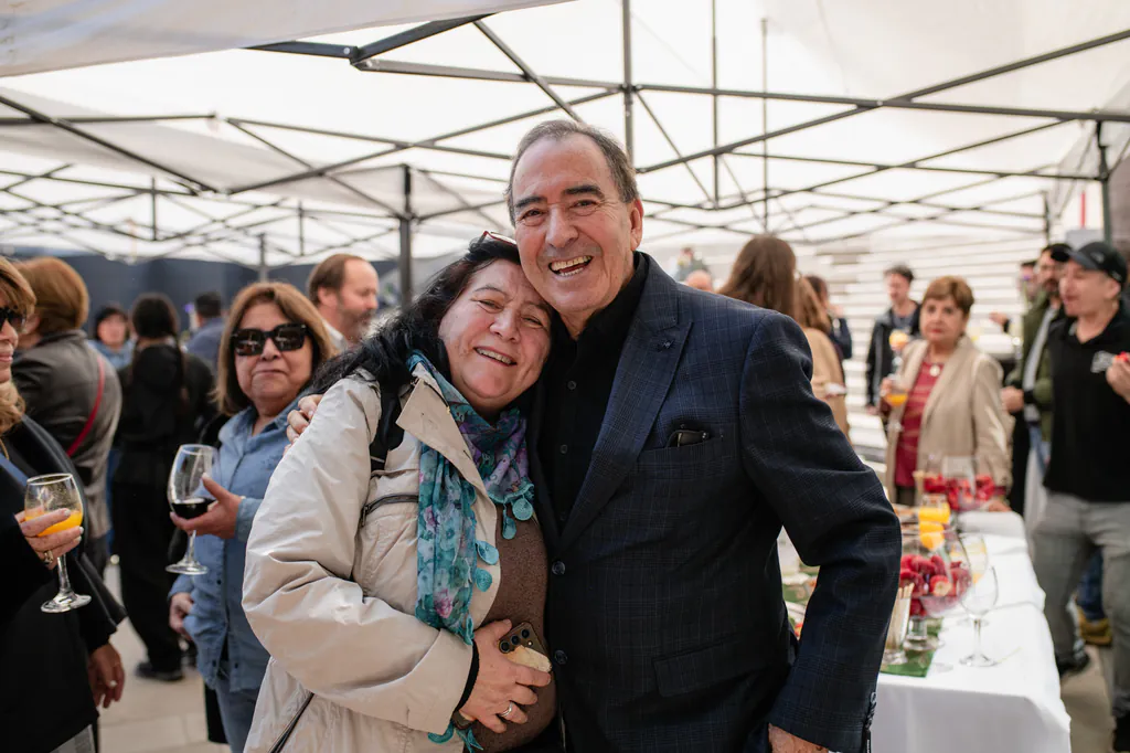 homenaje-nelson-caucoto-abrazo-retrato-bajo-toldo-museo-de-la-memoria Nelson Caucoto posando junto a invitada durante la recepción del evento