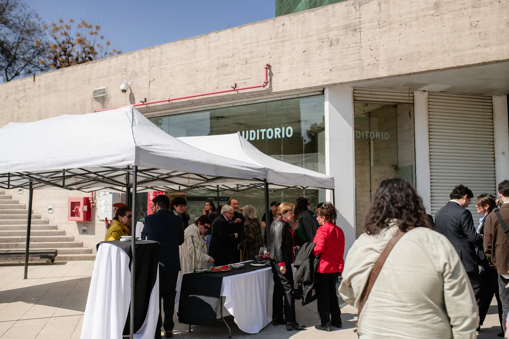 homenaje-nelson-caucoto-coctel-exterior-auditorio-museo-de-la-memoria Asistentes reunidos en el exterior del auditorio del Museo de la Memoria