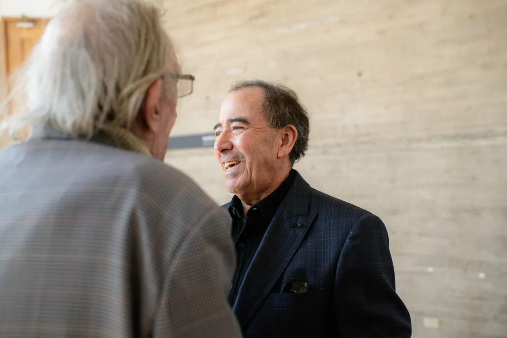 homenaje-nelson-caucoto-conversacion-durante-recepcion-museo-de-la-memoria Nelson Caucoto conversando con asistente durante su homenaje en Santiago