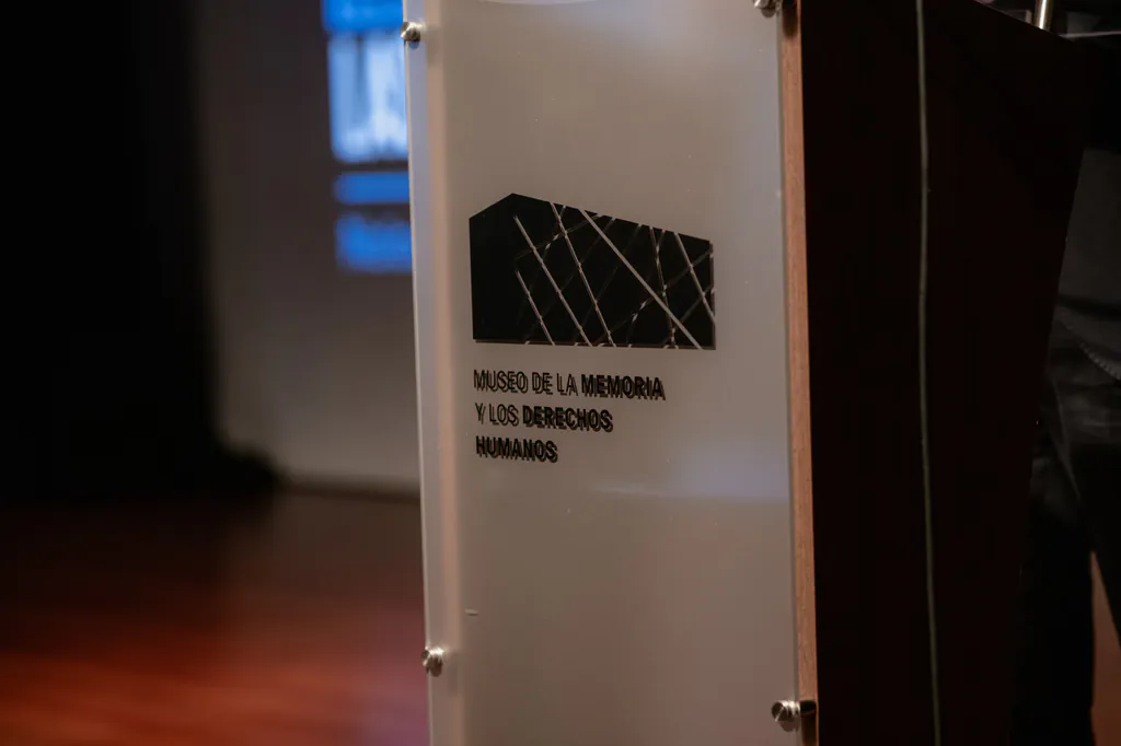 homenaje-nelson-caucoto-detalle-podio-museo-museo-de-la-memoria Podio con logo del Museo de la Memoria y los Derechos Humanos