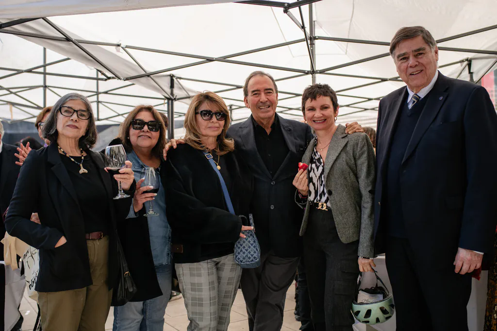 homenaje-nelson-caucoto-foto-grupal-durante-coctel-museo-de-la-memoria Nelson Caucoto compartiendo con invitados durante recepción en el Museo de la Memoria