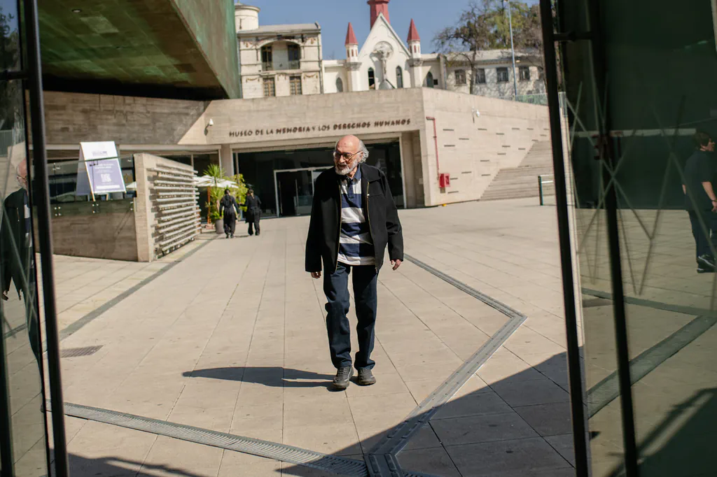 homenaje-nelson-caucoto-invitado-acercandose-entrada-museo-de-la-memoria Llegada de invitados al Museo de la Memoria para homenaje a Nelson Caucoto