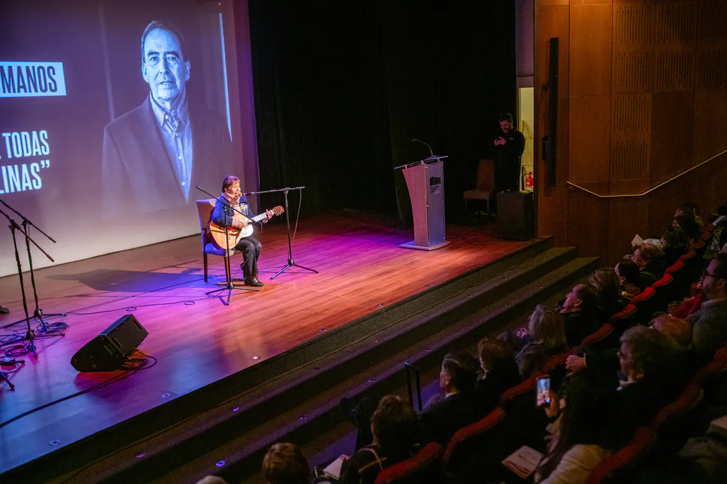 homenaje-nelson-caucoto-presentacion-musical-escenario-museo-de-la-memoria Presentación musical durante la celebración de Nelson Caucoto en el auditorio