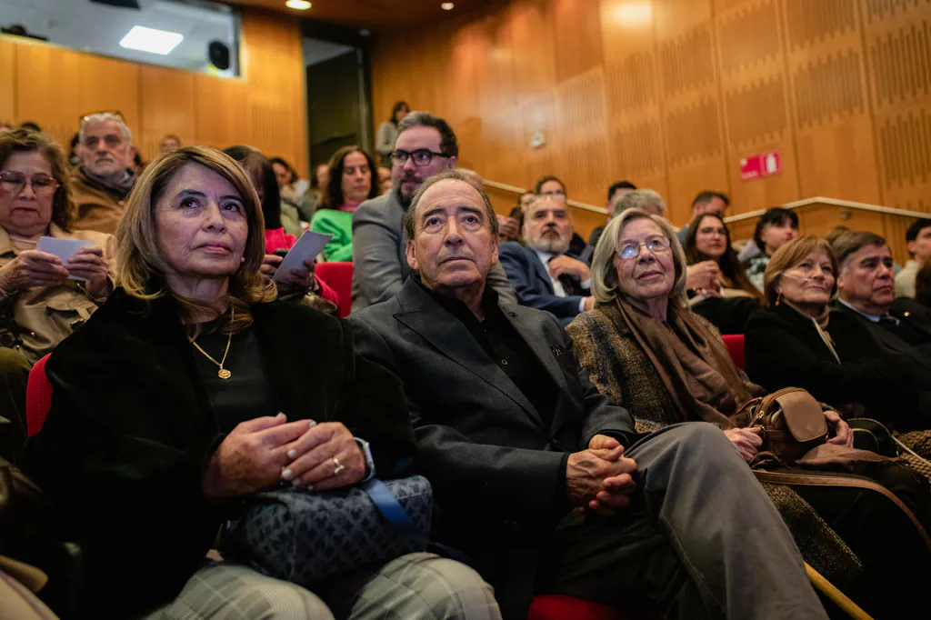 homenaje-nelson-caucoto-publico-primeras-filas-museo-de-la-memoria Público asistiendo al homenaje realizado en el auditorio del Museo de la Memoria