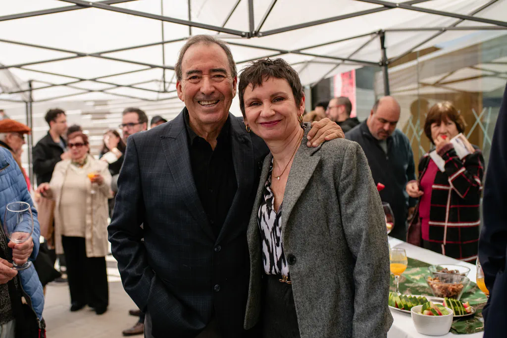 homenaje-nelson-caucoto-retrato-dos-invitados-junto-buffet-museo-de-la-memoria Nelson Caucoto junto a Carolina Toha compartiendo durante la recepción posterior a la ceremonia