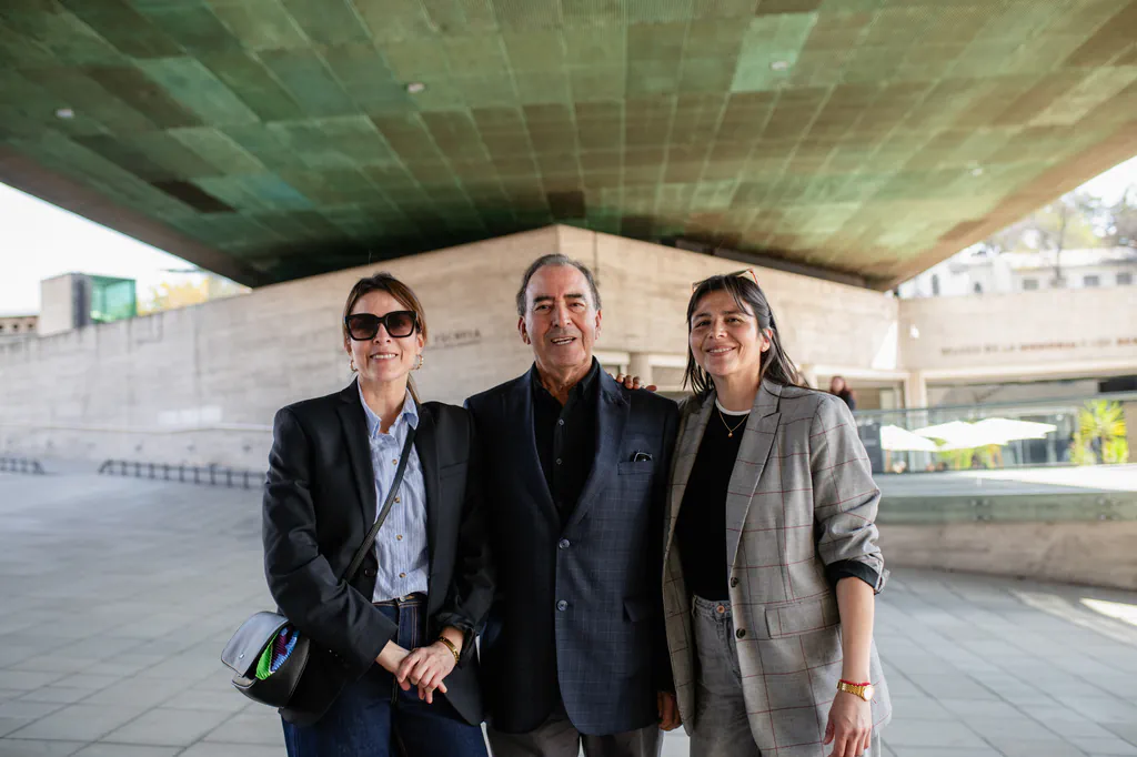 homenaje-nelson-caucoto-retrato-grupal-bajo-fachada-museo-de-la-memoria Nelson Caucoto junto a sus hijas el exterior del Museo de la Memoria