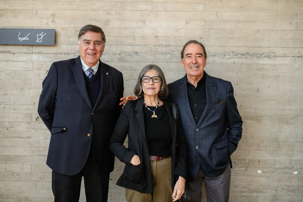 homenaje-nelson-caucoto-retrato-tres-asistentes-muro-museo-de-la-memoria Invitados posando durante la celebración de Nelson Caucoto en Santiago