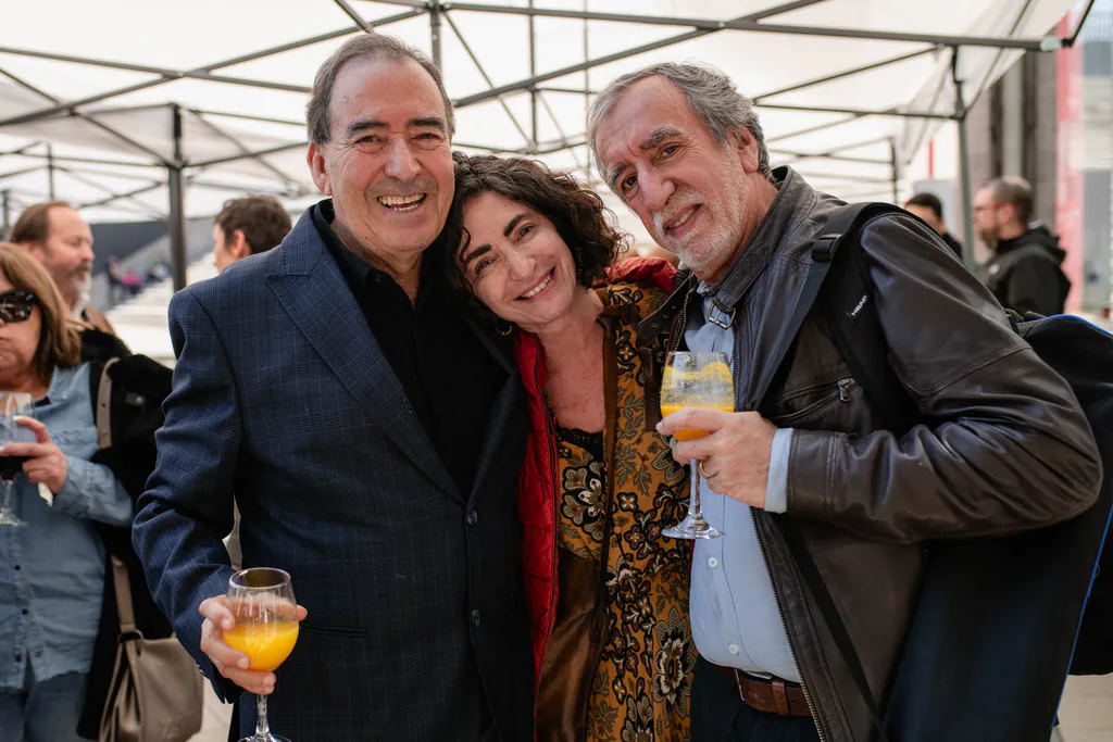 homenaje-nelson-caucoto-retrato-tres-invitados-con-copas-museo-de-la-memoria Asistentes compartiendo durante la recepción del homenaje a Nelson Caucoto