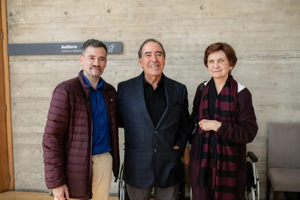 homenaje-nelson-caucoto-retrato-tres-invitados-interior-museo-de-la-memoria Retrato de invitados durante la celebración de los 50 años de Nelson Caucoto