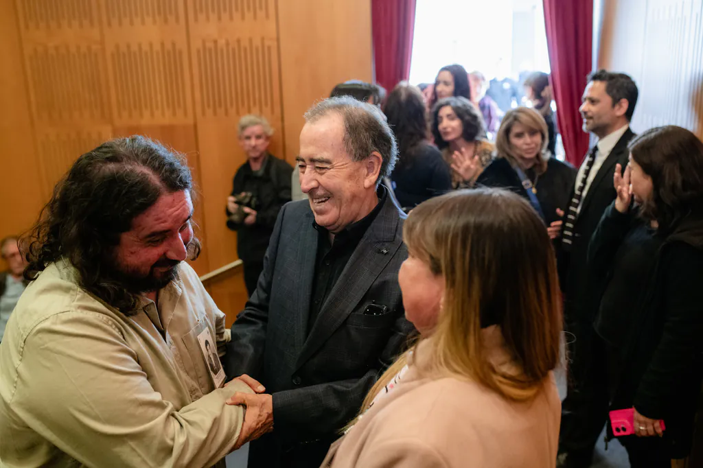 homenaje-nelson-caucoto-saludo-entre-invitados-auditorio-museo-de-la-memoria Saludo entre asistentes durante el homenaje a Nelson Caucoto