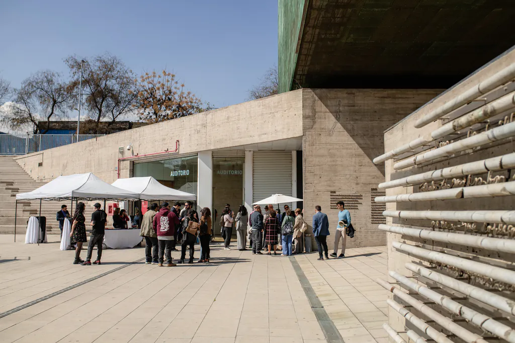 homenaje-nelson-caucoto-vista-panoramica-recepcion-museo-de-la-memoria Recepción de invitados en el exterior del Museo de la Memoria