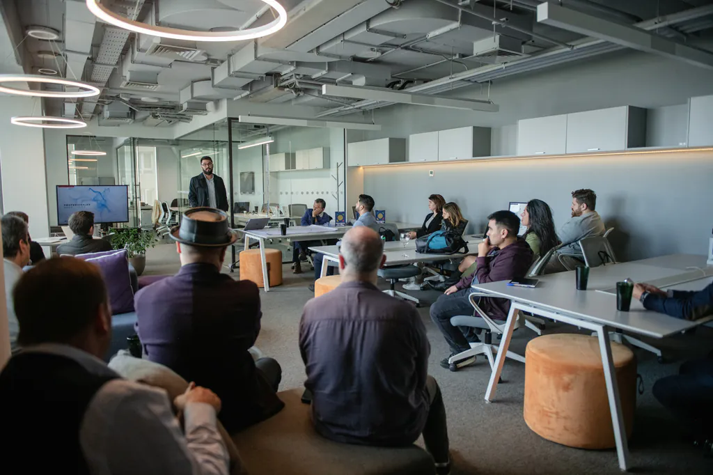 Charla corporativa registrada en una oficina durante actividad de InsightLab CustomerTrigger