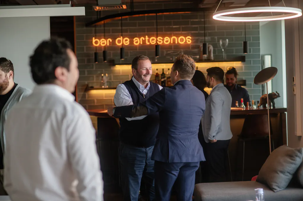 insightlabs-conversacion-zona-bar-customertrigger-santiago Asistentes conversando durante encuentro corporativo de InsightLab en Santiago