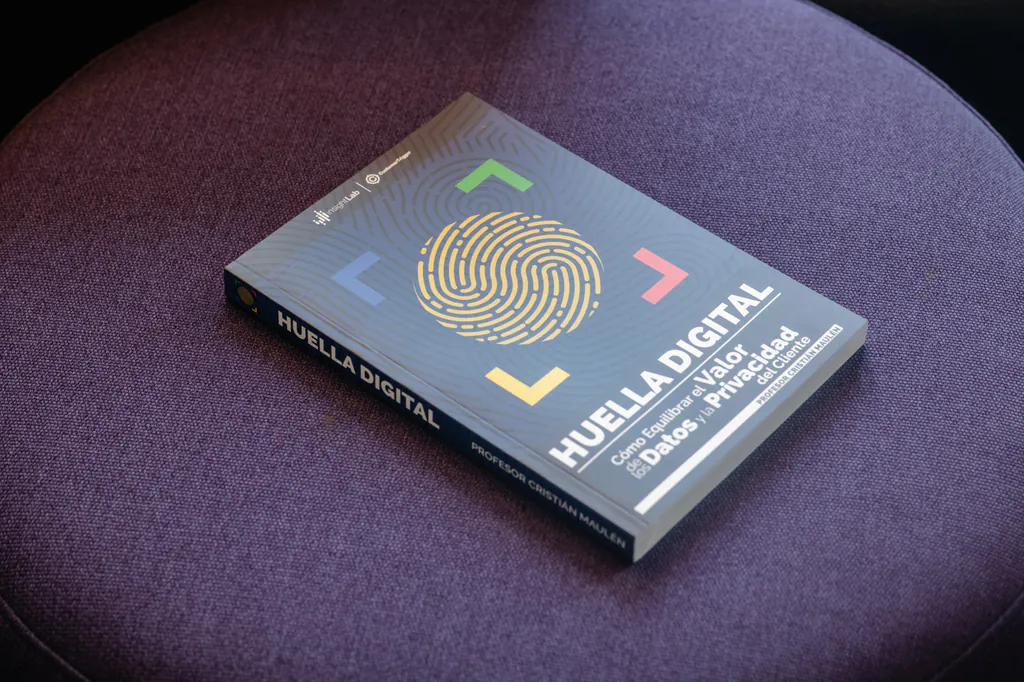 insightlabs-libro-huella-digital-sobre-asiento-customertrigger-santiago InsightLab | Plenario corporativo en Customer Trigger
