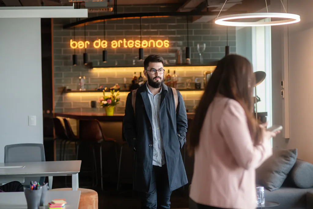 insightlabs-llegada-participantes-customertrigger-santiago Expositores conversando durante encuentro corporativo de InsightLab en Customer Trigger