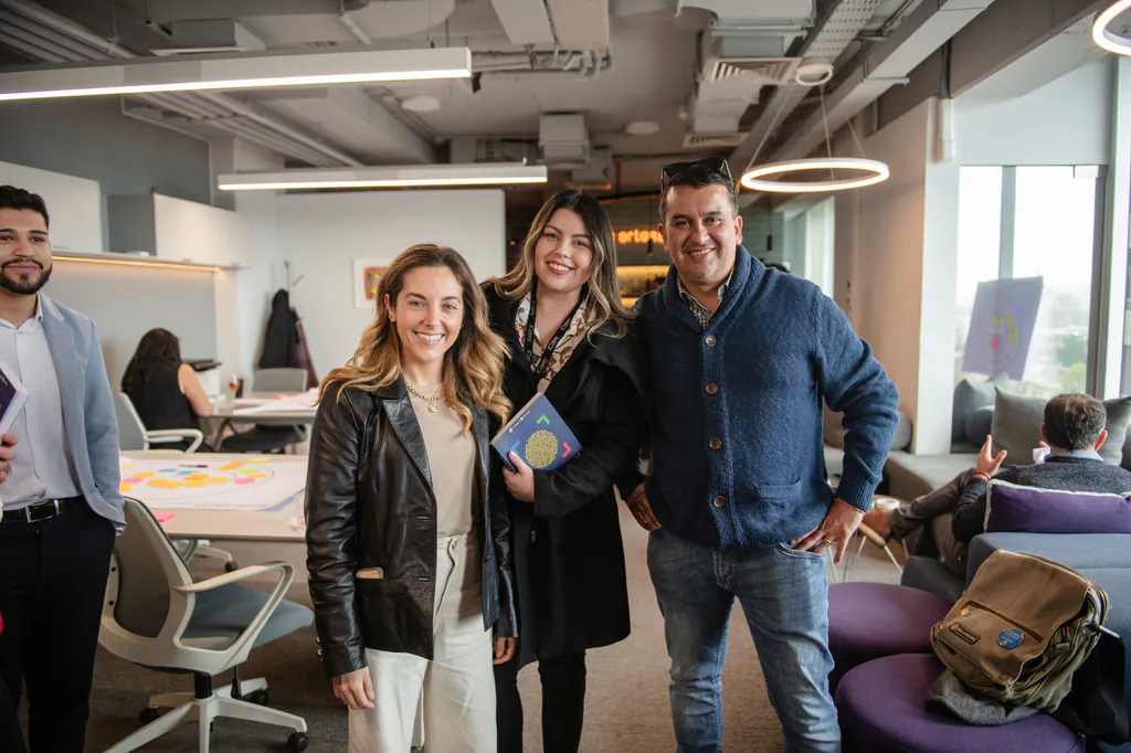 insightlabs-retrato-grupal-con-libro-customertrigger-santiago Participantes del plenario de InsightLab durante actividad en oficinas de Customer Trigger
