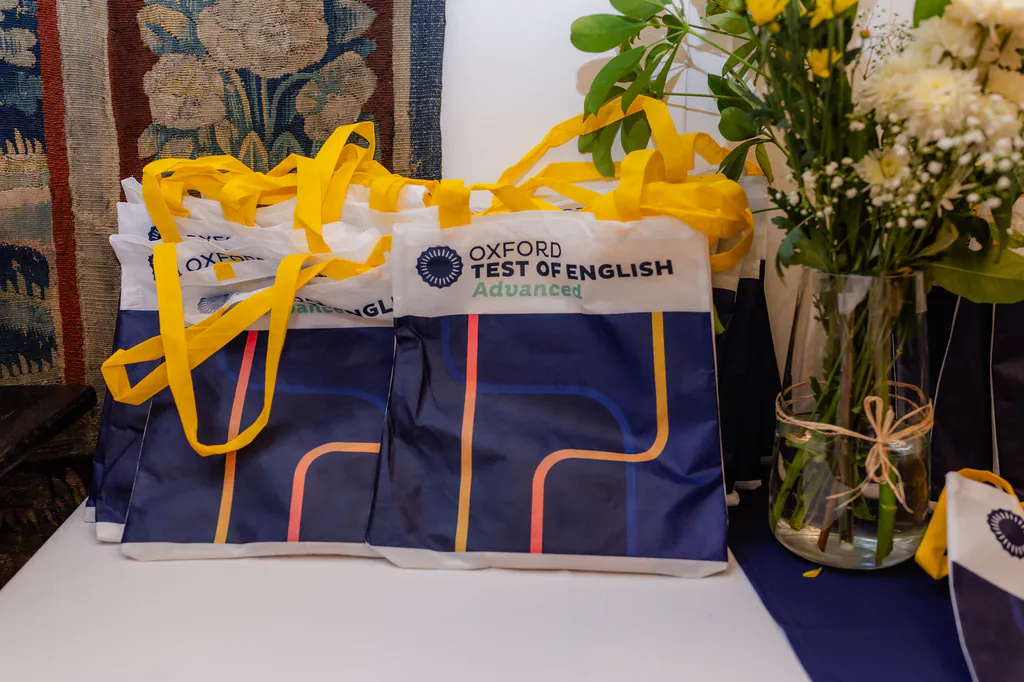 oxford-test-of-english-bolsas-obsequios-evento-embajada-britanica-santiago bolsas de oxford test of english durante evento en santiago