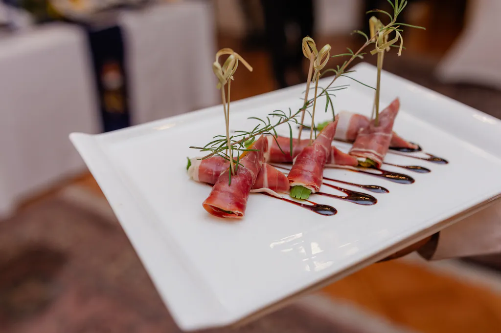 oxford-test-of-english-canapes-en-bandeja-embajada-britanica-santiago aperitivo servido durante recepción en la embajada británica