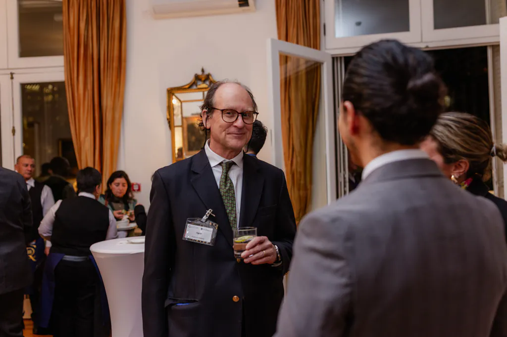 oxford-test-of-english-conversacion-entre-invitados-embajada-britanica-santiago networking entre invitados durante evento de oxford test of english
