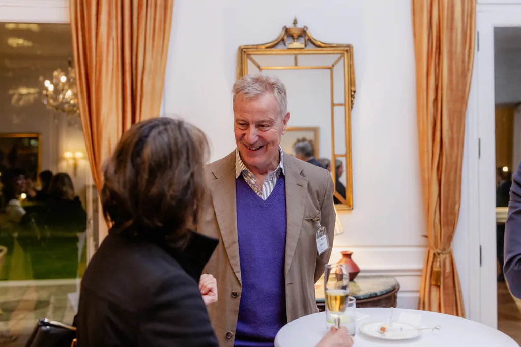oxford-test-of-english-conversacion-mesa-coctel-embajada-britanica-santiago invitados conversando durante recepción en la embajada británica