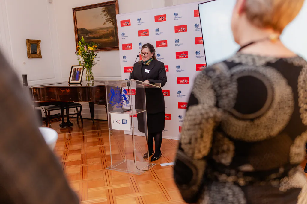 oxford-test-of-english-discurso-bienvenida-vista-publico-embajada-britanica-santiago presentación durante evento de oxford university en la embajada británica